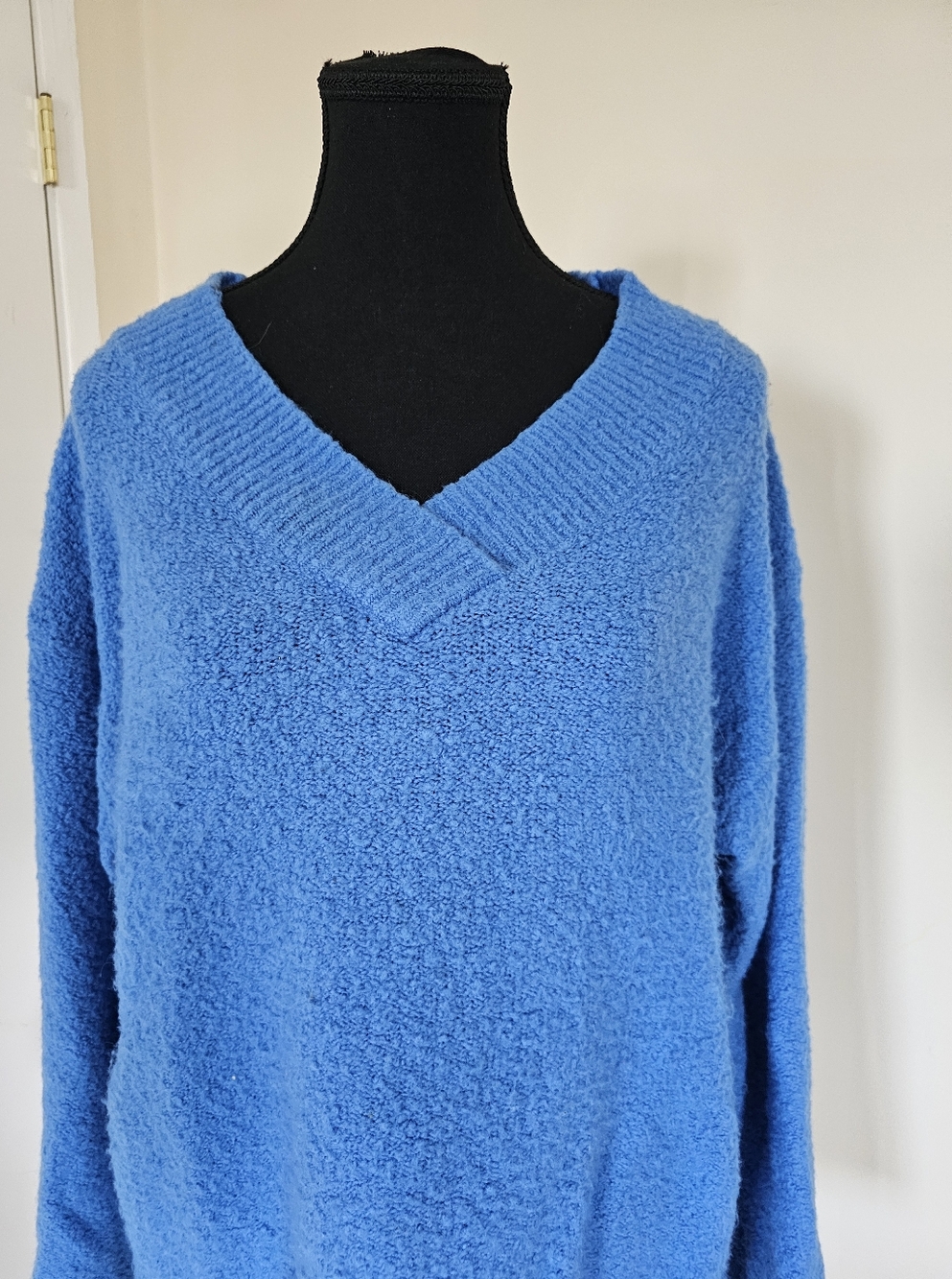 ANTHROPOLOGIE Green Dot Oversized V-Neck Sweater in Bright Blue - Picture 3 of 10